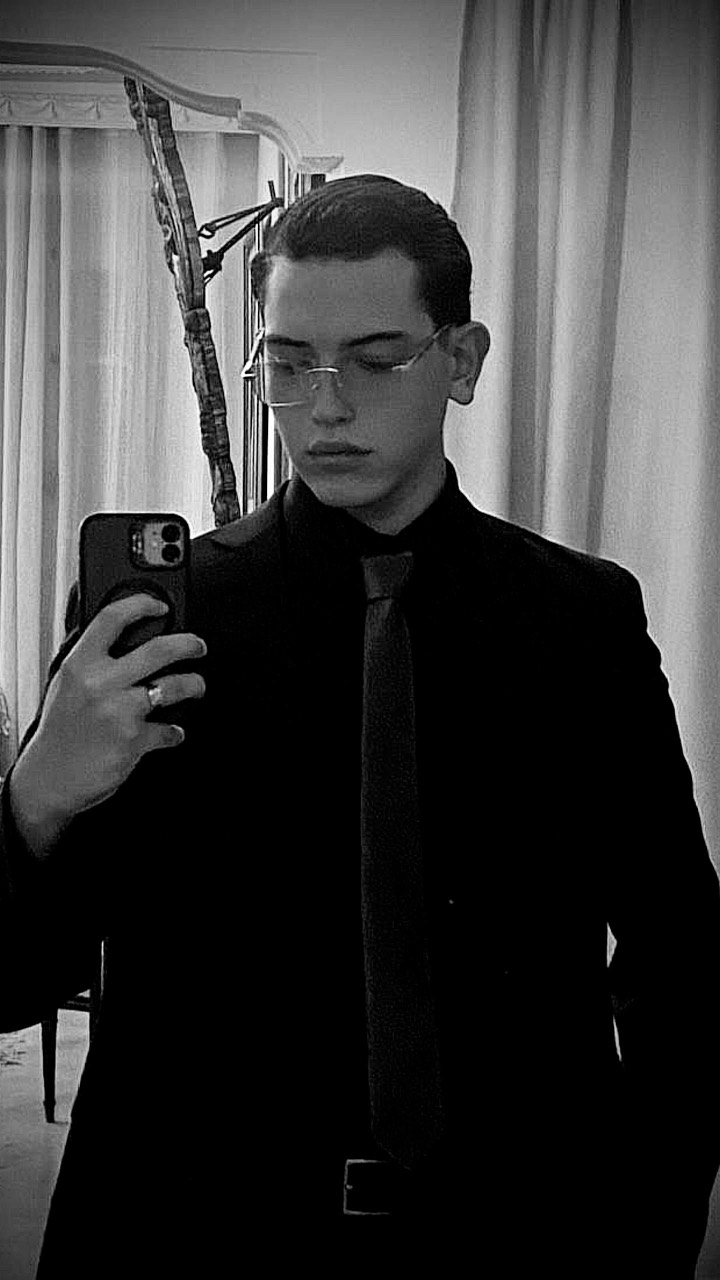 Portrait en costume, en noir et blanc