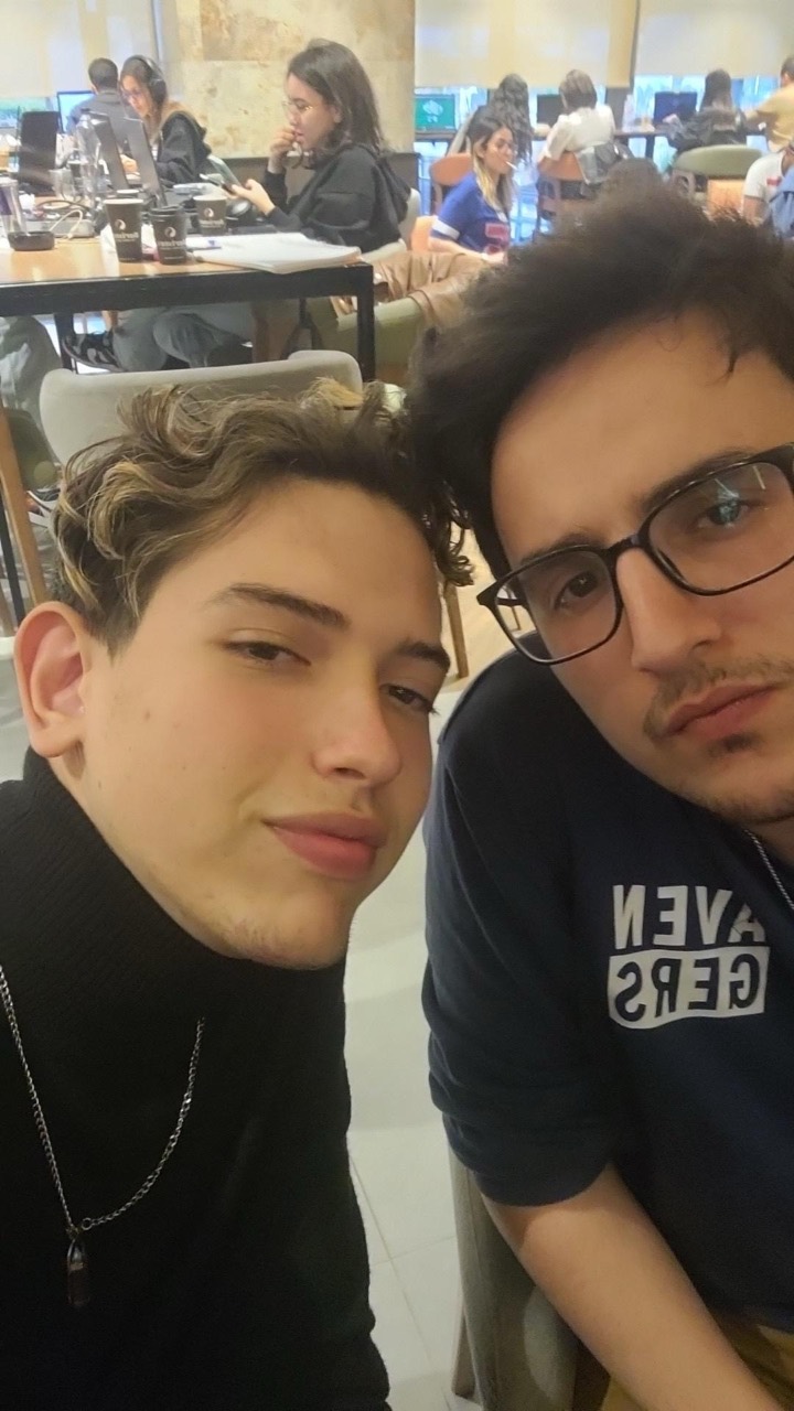 Deux amis au café