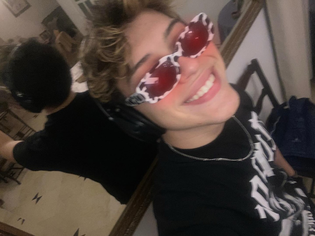 Selfie souriant avec des lunettes originales